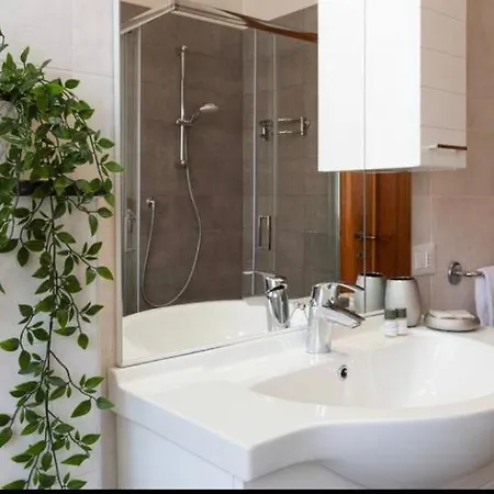 Diamond Daire Lipomo